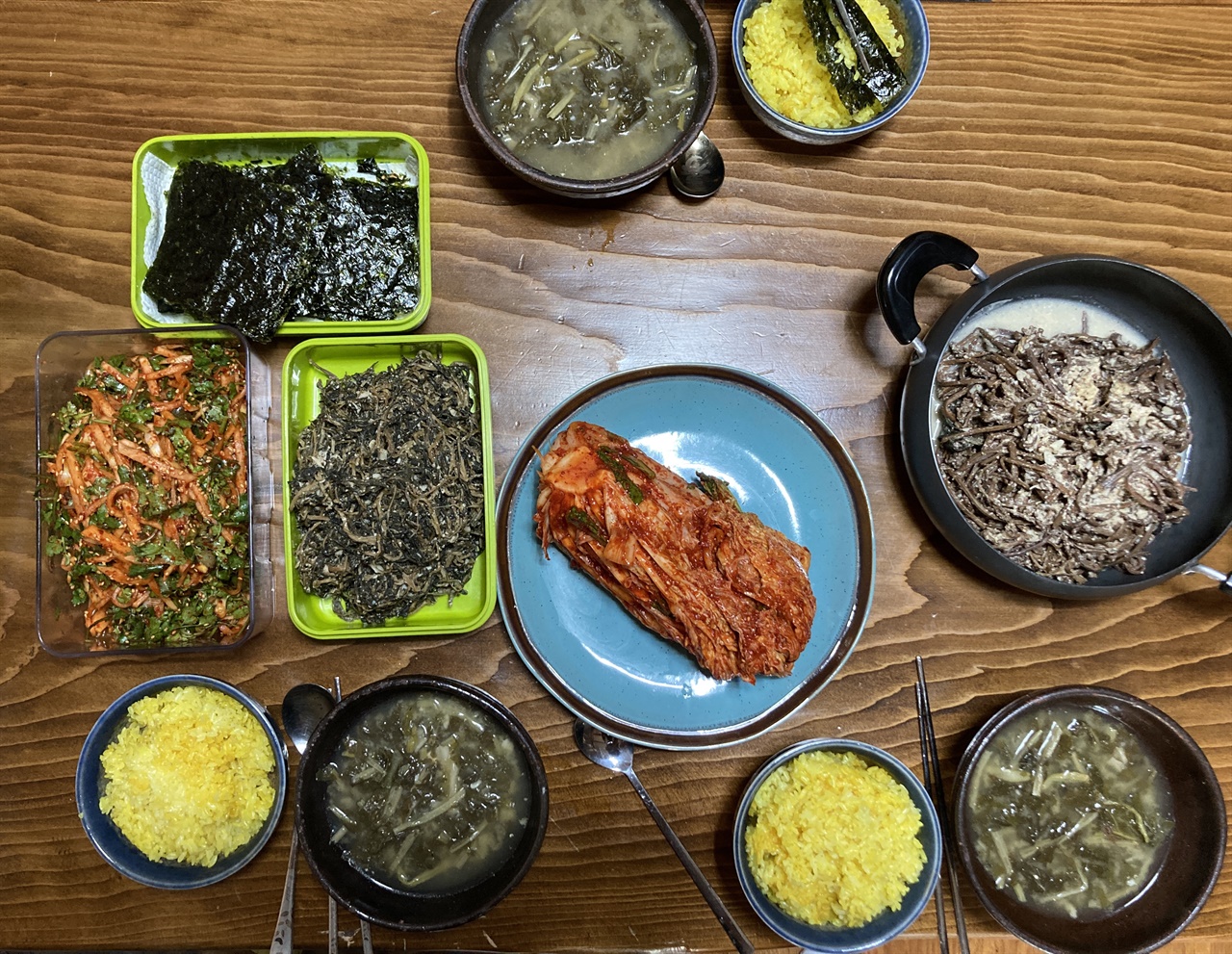 고향집 채식 밥상에 올려진 비건 김치, 고사리무침, 시래기국, 고수 무 생채