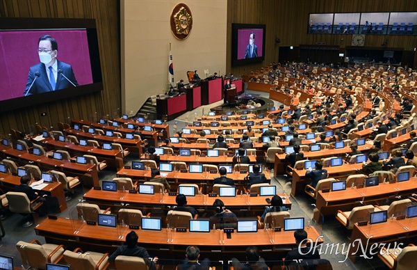  지난달 27일 서울 여의도 국회에서 열린 임시국회 본회의에서 김부겸 총리가 추경 시정연설을 하는 모습.