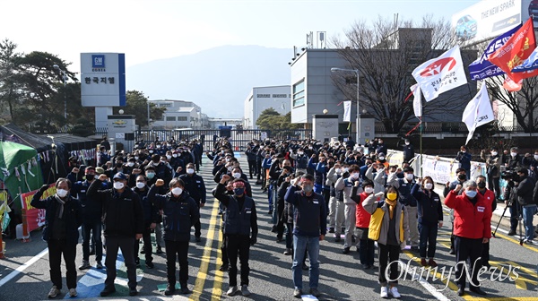 민주노총 경남본부는 1월 27일 낮 12시 한국지엠 창원공장 정문 앞에서 “해고자 복직과 투쟁승리를 위한 투쟁 선포 결의대회”를 열었다.