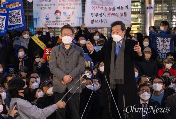 더불어민주당 이재명 대선후보가 27일 오후 광주광역시 동구 충장로 우체국 앞에서 이낙연 전 대표와 함께 유세를 하고 있다. 