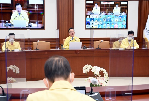  김부겸 국무총리가 26일 세종로 정부서울청사에서 열린 코로나19 대응 중앙재난안전대책본부 회의 및 안전상황점검회의를 주재하고 있다.