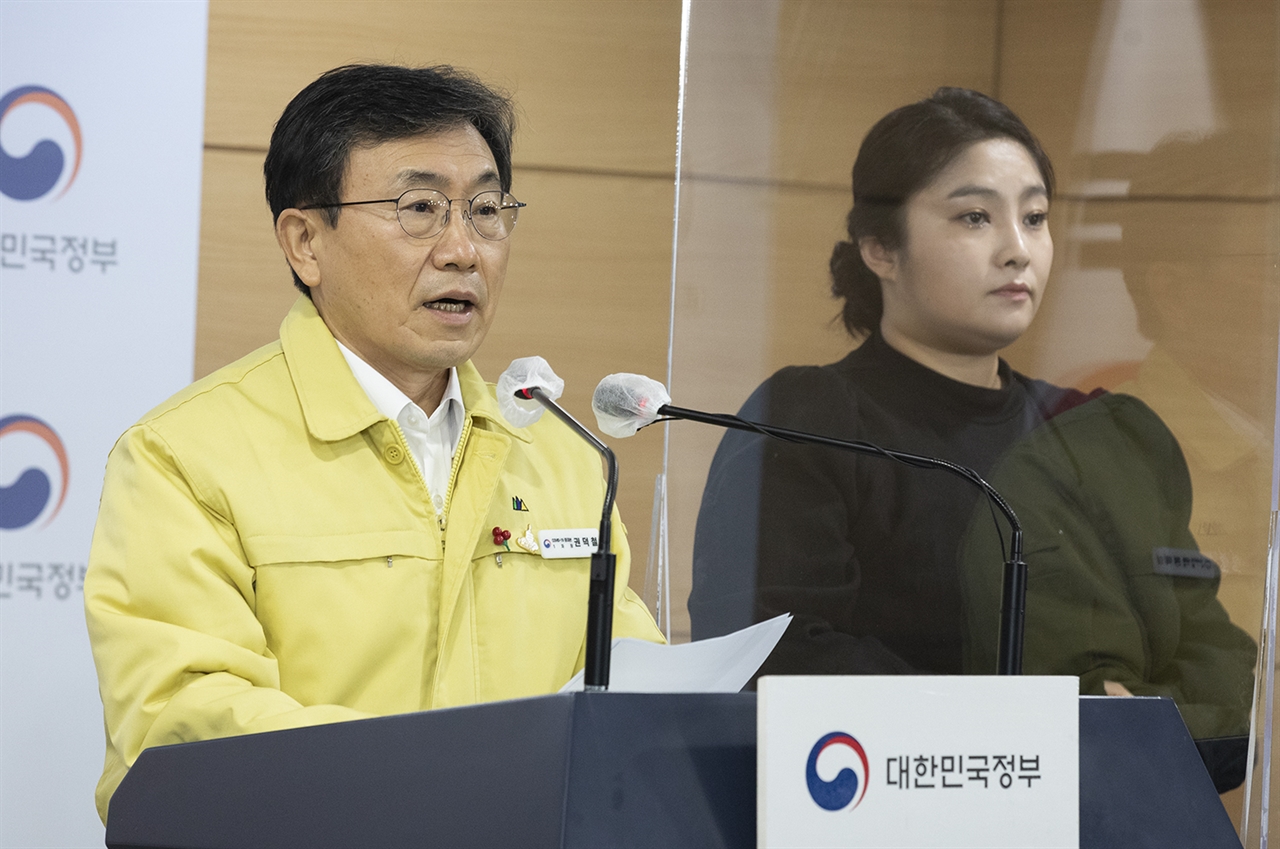 권덕철 보건복지부 장관(코로나19 중앙재난안전대책본부 제1차장)이 28일 열린 정례브리핑에서 발언하고 있다.