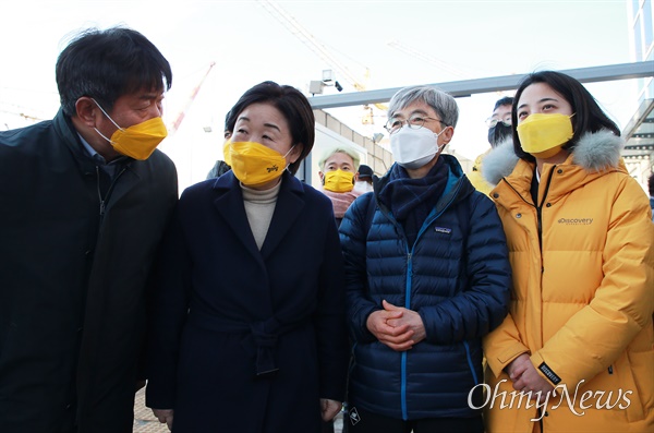 정의당 심상정 대선 후보가 28일 부산 HJ중공업 영도조선소를 찾아 37년째 복직 투쟁 중인 김진숙 민주노총 부산본부 지도위원을 만났다. 현장에는 여영국 정의당 대표, 류호정 의원, 부산시장 출마를 선언한 김영진 부산시당 위원장 등이 함께했다.