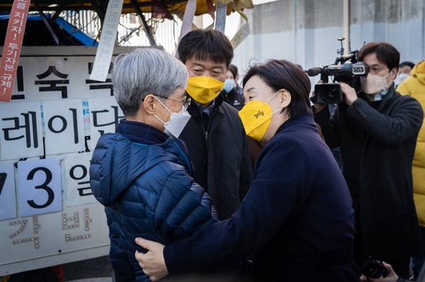  정의당 심상정 대선 후보가 지난 1월 28일 부산 HJ중공업 영도조선소를 찾아 37년째 복직 투쟁 중인 김진숙 민주노총 부산본부 지도위원을 만나는 모습. 현장에는 여영국 정의당 대표, 류호정 의원 등이 함께했다.