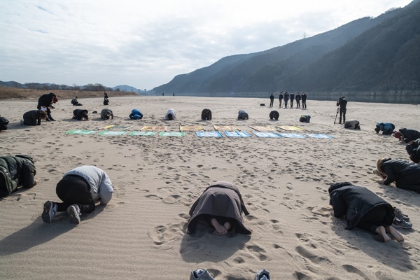 대구환경운동연합 회원들이 낙동강 모래톱에서 낙동강 생명평화 10대 서원 10배 절명상 '기도 행동'을 벌이고 있다. 