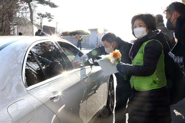 김해지역 공원묘지 4곳에서 ‘플라스틱 조화 없애기’ 홍보 활동.