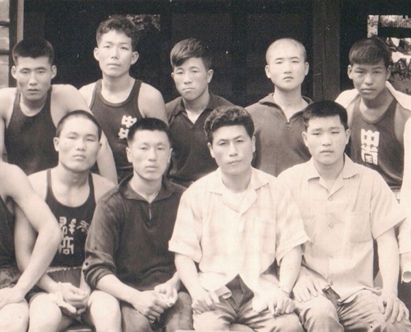  1960년대 초 군산권투구락부 단체사진(앞줄 오른쪽에서 두 번째 김완수 관장, 뒷줄 오른쪽에서 두 번째 이원석)