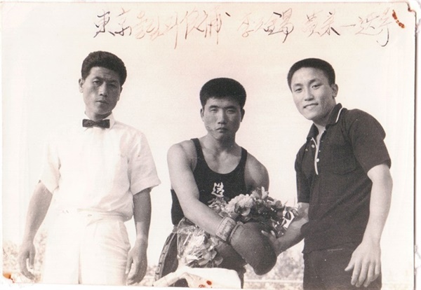  1964 동경올림픽 후보 선발 기념사진(왼쪽부터 김완수 관장, 이원석 선수, 황영일 선수/ 지금은 모두 고인이 됐음) 