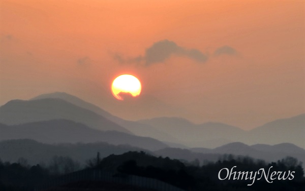 화왕산과 비슬산 사이로 솟아 오른 설날(2월 1일) 아침 일출.