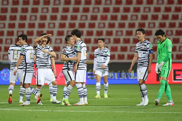  1일(현지시간) 아랍에미리트(UAE) 두바이의 라시드 스타디움에서 열린 2022 카타르 월드컵 아시아 최종예선 8차전 대한민국과 시리아의 경기에서 승리하며 10회 연속 및 통산 11번째 월드컵 본선 진출을 확정한 대한민국 축구대표팀이 서로를 격려하고 있다. 2022.2.2