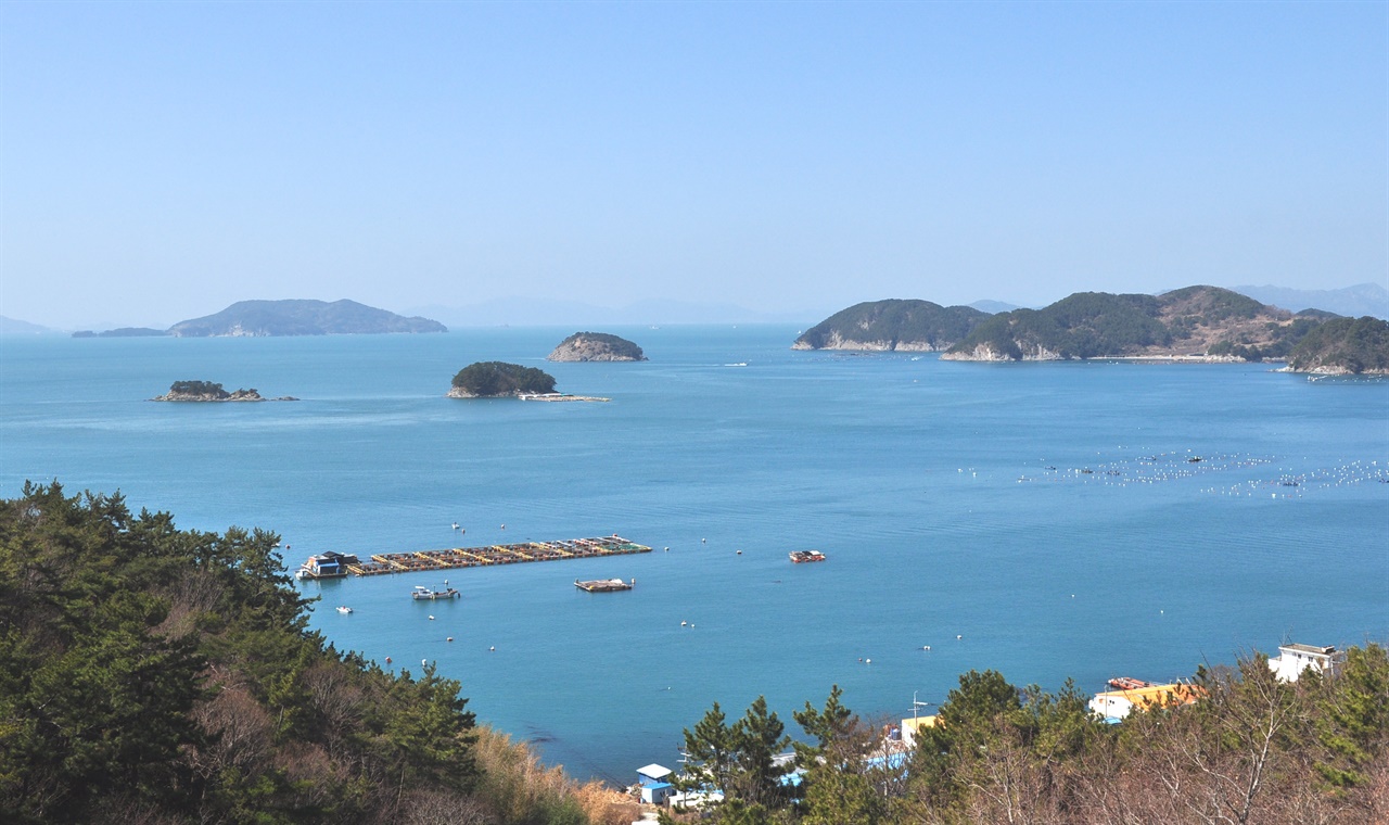 달아공원 전망대에서 바라본 바다.  작은 섬들이 여기저기 떠있는 아기자기하고
정겨운 바다이다.  해가 질 때의 풍경은 한폭의 그림처럼 아름답다.