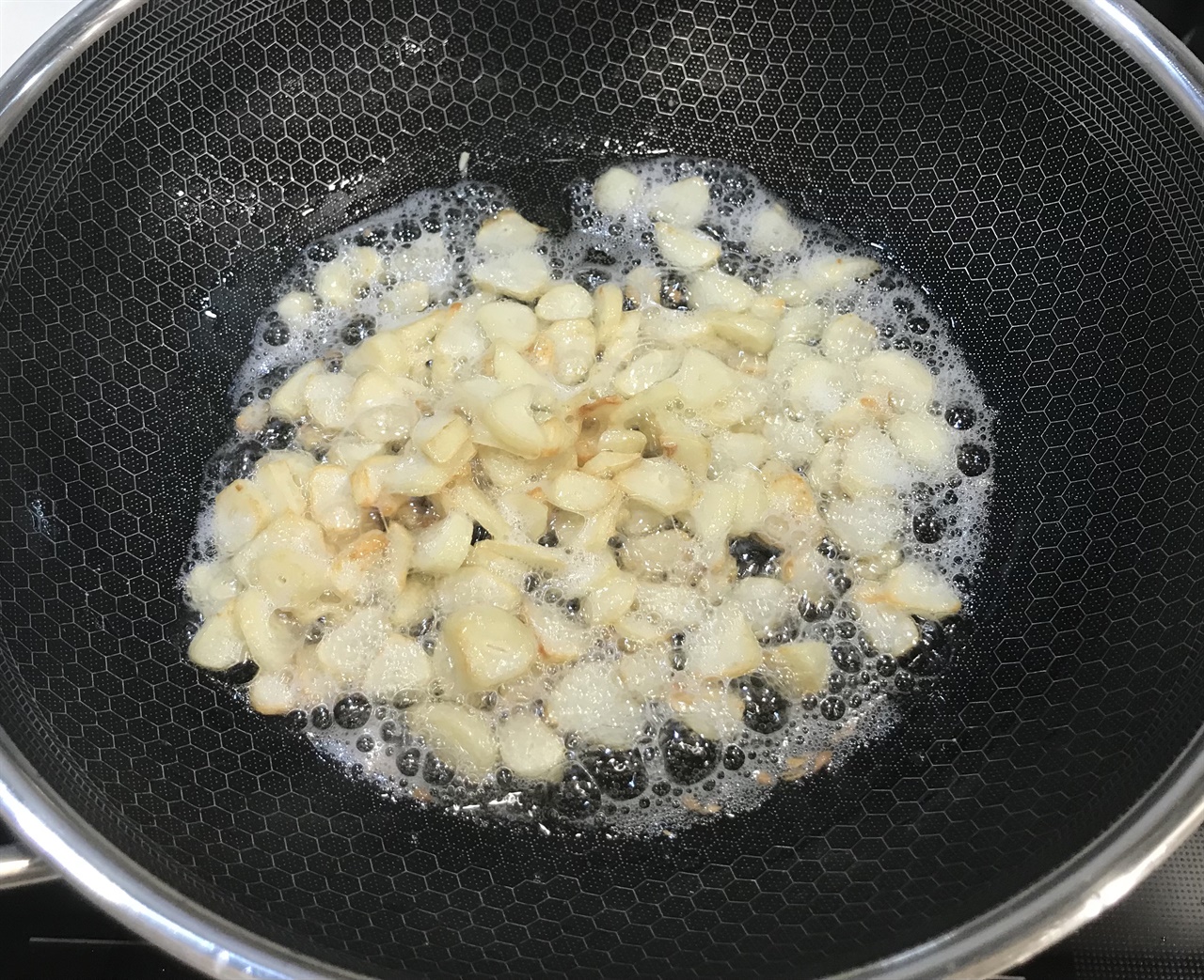 이 정도의 마늘이 들어가야 맛있는 마약쏘야가 완성됩니다.