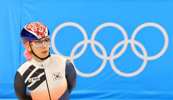 핑크빛 올림픽 대한민국 쇼트트랙 대표팀 곽윤기가 1일 중국 베이징 캐피털 실내경기장에서 열린 2022 베이징동계올림픽 공식 훈련에서 생각에 잠겨있다. 