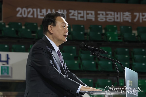 국민의힘 윤석열 대선 후보가 4일 오후 서울 송파구 잠실학생체육관에서 열린 한국농업경영인중앙연합회 주최  '선택 2022! 대선 후보 농정 비전 발표회'에서 농정 비전을 발표하고 있다. 2022.2.4