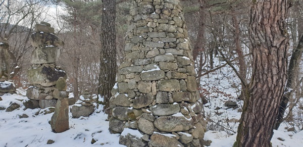 정교하게 쌓은 돌탑이 100여미터 가량 이어진다.