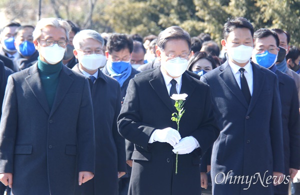 더불어민주당 이재명 대통령선거 후보가 2월 6일 오후 김해 봉하마을을 방문해 고 노무현 대통령 묘역을 참배했다.