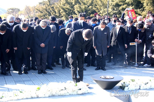 더불어민주당 이재명 대통령선거 후보가 2월 6일 오후 김해 봉하마을을 방문해 고 노무현 대통령 묘역을 참배했다.