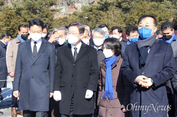  더불어민주당 이재명 대통령선거 후보가 2월 6일 오후 김해 봉하마을을 방문해 고 노무현 대통령 묘역을 참배했다.