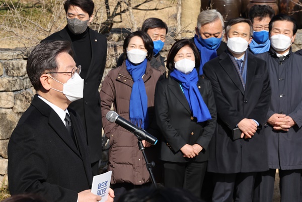 더불어민주당 이재명 대선후보는 6일 경남 김해 봉하마을에서 고(故) 노무현 전 대통령 묘소를 참배한 뒤 '남부 수도권' 구상을 발표하고 있다.