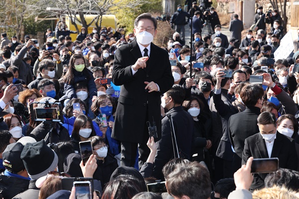 더불어민주당 이재명 대선후보가 6일 경남 김해시 진영읍 봉하마을을 방문, 노무현 전 대통령 묘역을 참배한 뒤 즉석연설을 통해 지지를 호소하고 있다.