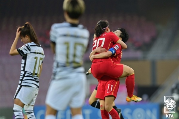 한국vs중국 한국 여자 축구 대표팀이 2022 아시안컵 결승전에서 중국에 2-3으로 역전패했다. 