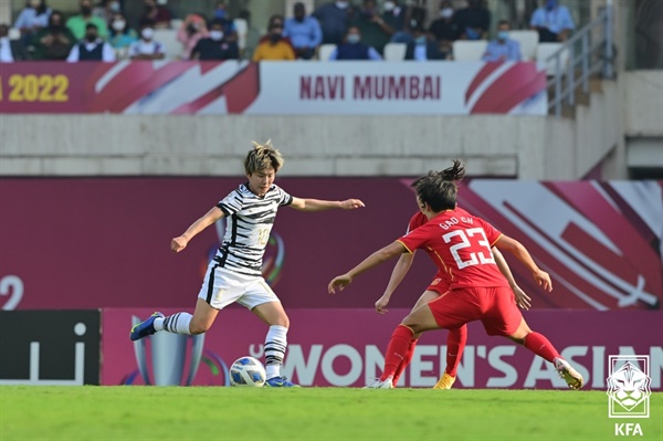 슛 노리는 지소연 여자 축구대표팀의 지소연이 6일 인도 나비 뭄바이의 D.Y. 파틸 스타디움에서 열린 중국과의 2022 AFC 아시안컵 결승전에서 슛을 노리고 있다. (대한축구협회 제공)