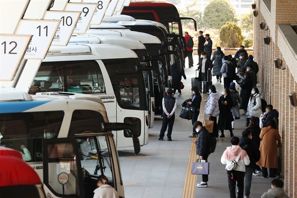 설 연휴를 앞둔 지난 1월 28일 서울 서초구 고속버스터미널에서 귀성객들이 버스에 탑승하고 있다. 