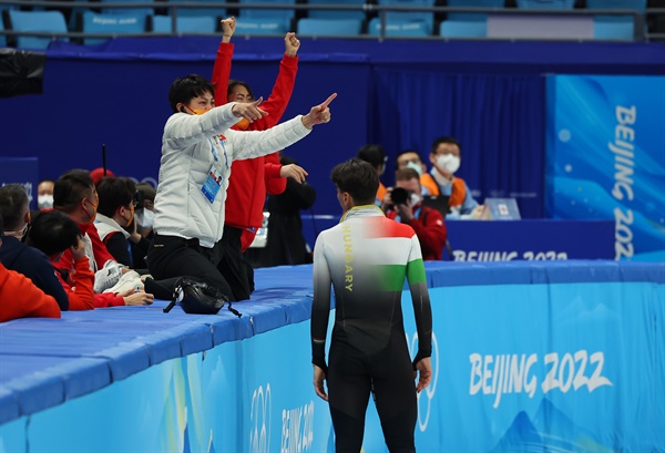   7일 오후 중국 베이징 캐피탈 실내 경기장에서 열린 2022 베이징 동계올림픽 쇼트트랙 남자 1000m 결승전에서 동메달을 획득한 헝가리의 류 사오앙이 허탈한 듯 서 있다. 비디오 판독결과 1위로 결승선을 통과한 류 사오앙은 옐로우 카드를 받아 동메달을 획득했다.