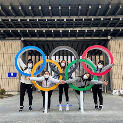  베이징 올림픽 선수촌에 도착한 여자 컬링 대표팀 '팀 킴' 선수들이 오륜 조형물을 배경으로 함께 사진을 찍었다.