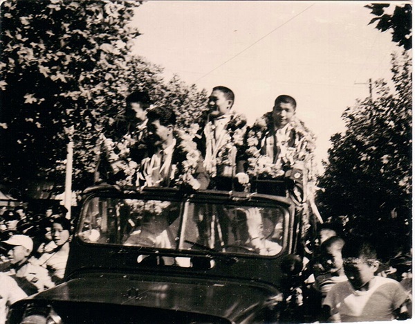  시민에게 화답하는 (사진 왼쪽부터) 황영일, 박구일, 서상영 선수와 김완수 관장(1965년 9월)
