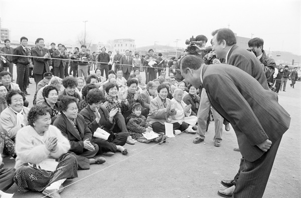 사진은 1991년 3월 15일 경기도 하남시 신장국교에서 열린 기초의회 의원선거 유세장에 2명의 후보가 다정하게 유권자들에게 인사를 하고 있는 모습.