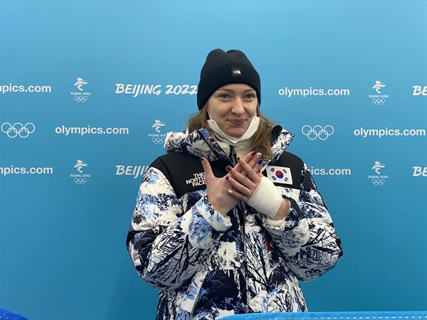  베이징 동계올림픽 루지 여자 싱글 경기에 출전하는 독일 출신의 귀화 선수인 아일린 프리쉐가 지난 2일 옌칭의 국립 슬라이딩센터 믹스트존에서 왼손에 붕대를 감고 포즈를 취하고 있다. 