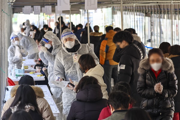 지난 4일 오후 서울 구로구 테크노 근린공원 임시선별검사소에서 시민들이 코로나19 신속항원검사를 받기 위해 대기하고 있다.