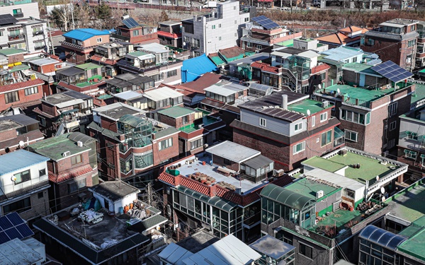 서울시 모아주택 시범 사업지로 선정된 서울시 강북구 번동 일대의 저층 주거지의 모습. 이 곳은 개발 사업을 통해 '모아주택' 모델인 '모아타운'으로 개발될 계획이다.