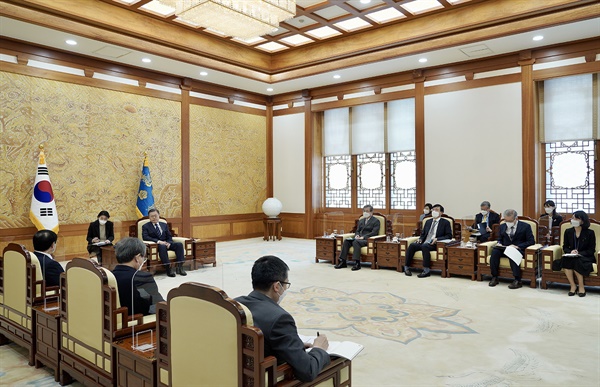 문재인 대통령이 9일 청와대에서 경제협력개발기구(OECD) 동남아프로그램(SEARP) 차기 의장국인 베트남의 부이 타잉 썬 외교장관을 접견하고 있다.
