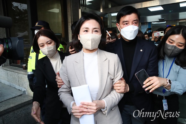더불어민주당 이재명 대선 후보의 부인 김혜경 씨가 9일 오후 서울 여의도 당사에서 최근 불거진 '과잉 의전' 등 논란에 대해 사과 기자회견을 한 뒤 당사를 나서고 있다.