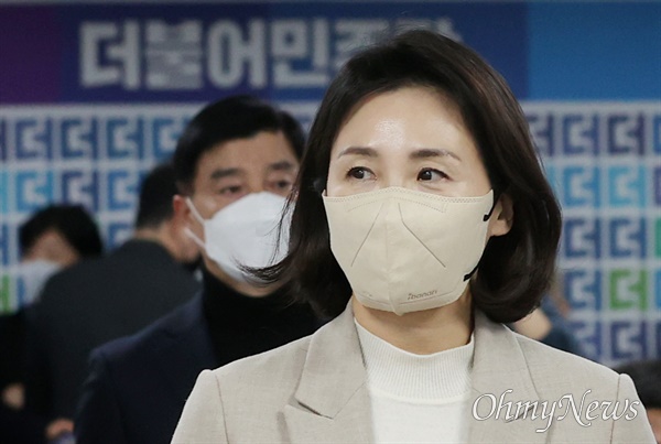 더불어민주당 이재명 대선 후보의 부인 김혜경 씨가 9일 오후 서울 여의도 당사에서 최근 불거진 '과잉 의전' 등 논란에 대해 사과 기자회견을 하기 위해 입장하고 있다.