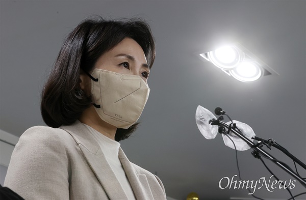 더불어민주당 이재명 대선 후보의 부인 김혜경 씨가 9일 오후 서울 여의도 당사에서 최근 불거진 '과잉 의전' 등 논란에 대해 사과 기자회견을 하고 있다.