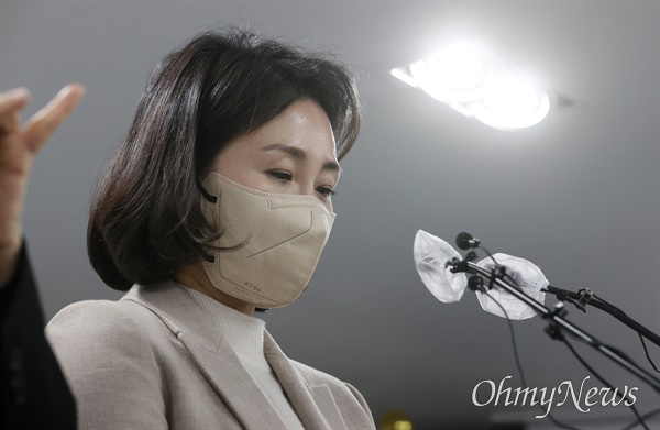 더불어민주당 이재명 대선 후보의 부인 김혜경 씨가 9일 오후 서울 여의도 당사에서 최근 불거진 '과잉 의전' 등 논란에 대해 사과 기자회견을 하고 있다.
