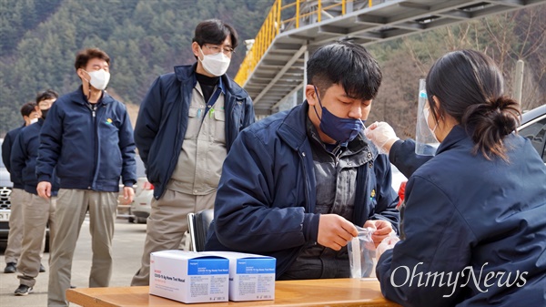 영풍 석포제련소는 코로나19 오미크론 확산에 따라 공장에 출입하는 모든 임직원들에 대해 자가진단키트를 이용해 검사를 하고 음성이 확인되면 출입하도록 하는 감염병 확산 방지에 총력을 기울이고 있다고 밝혔다.