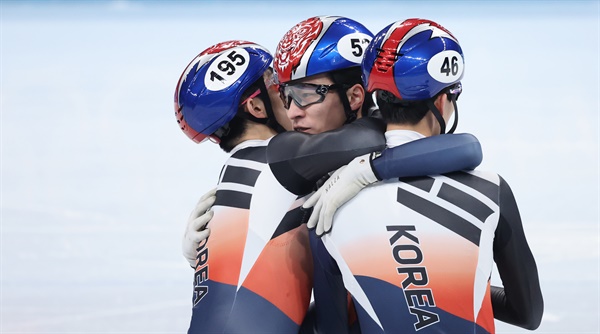 함께 한국 쇼트트랙 대표팀 황대헌이 9일 오후 중국 베이징 캐피털 실내 경기장에서 열린 2022 베이징 동계올림픽 쇼트트랙 남자 1500m 결승에서 금메달을 딴 뒤 이준서, 박장혁과 기뻐하고 있다.