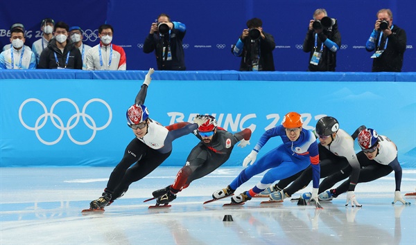  한국 쇼트트랙 대표팀 황대헌이 9일 오후 중국 베이징 캐피털 실내 경기장에서 열린 2022 베이징 동계올림픽 쇼트트랙 남자 1500m 결승에서 1위를 지키며 코너를 돌고 있다.