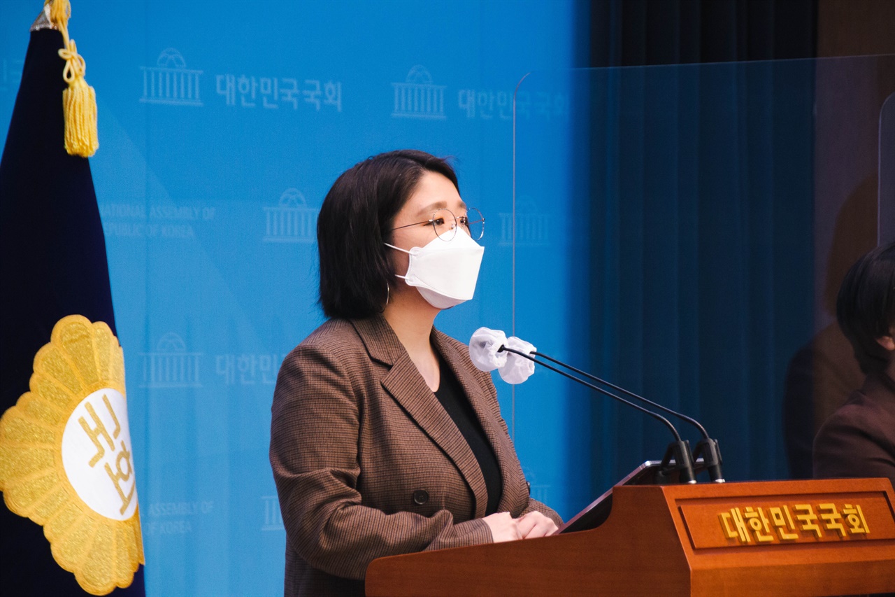 국회 소통관 기자회견장에서 발언중인 용혜인 의원
