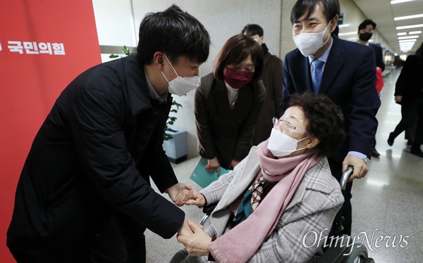 일본군 위안부 피해자 이용수 할머니가 10일 오전 국회에서 국민의힘 이준석 대표와 면담 전 악수하고 있다.