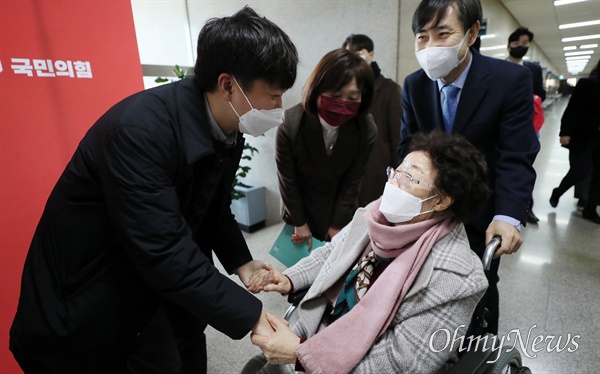  일본군 위안부 피해자 이용수 할머니가 10일 오전 국회에서 국민의힘 이준석 대표와 면담 전 악수하고 있다.