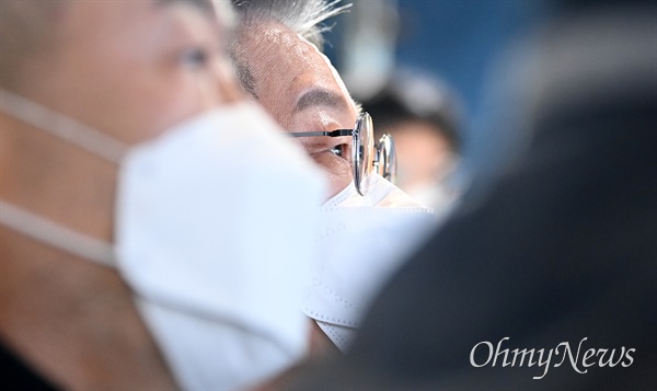 더불어민주당 이재명 대선후보가 10일 오전 서울 영등포구 한국노총에서 열린 노동 정책 협약식에서 영상을 시청하고 있다. 