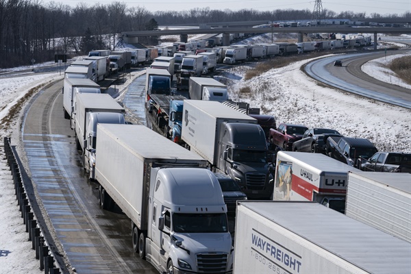 9일 미국 미시간주 포트휴런 블루워터 다리로 향하는 트럭들이 교통체증에 갇혀 있다. 이 체증은 캐나다 백신 의무화 조치에 반대하는 트럭 운전사들이 캐나다 앰버서더 다리에서 시위를 벌이고 있기 때문에 발생했다. 