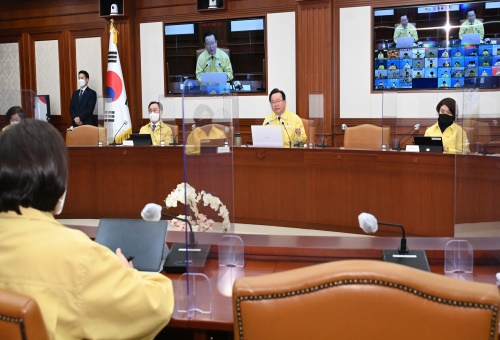  김부겸 국무총리가 4일 세종로 정부서울청사에서 열린 코로나19 중앙재난안전대책본부 회의를 주재하고 있다.