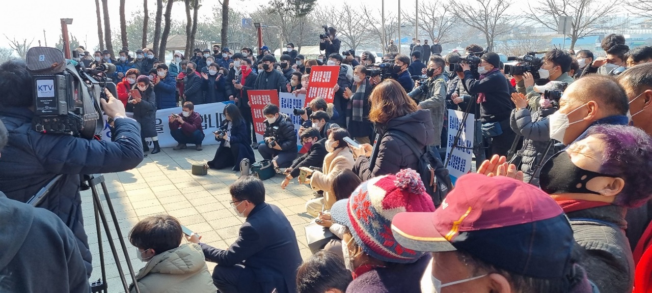 이날 이준석 대표의 방문 소식에 홍성역 앞에는 많은 지지자들과 취재진들이 모였다.