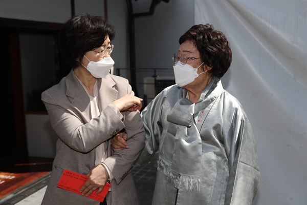 정영애 여성가족부 장관이 지난해 4월 7일 대구 중구 희움 일본군 '위안부' 역사관에서 이용수 할머니와 함께 역사관을 둘러보고 있다.  